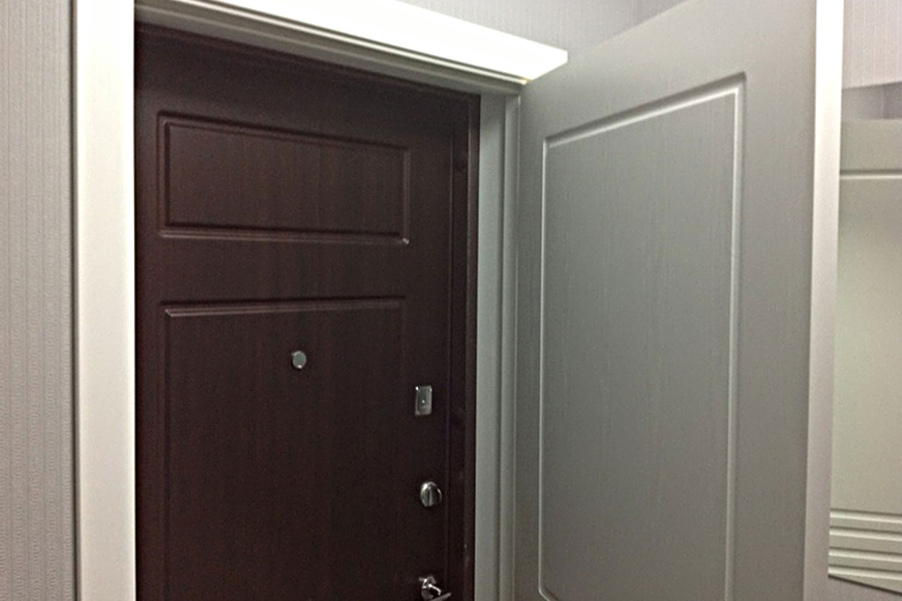 Дверь в квартиру в одинцово. Вторая входная дверь. Вторая входная дверь в квартиру. Двойная дверь входная. Входная двойная дверь в кв.