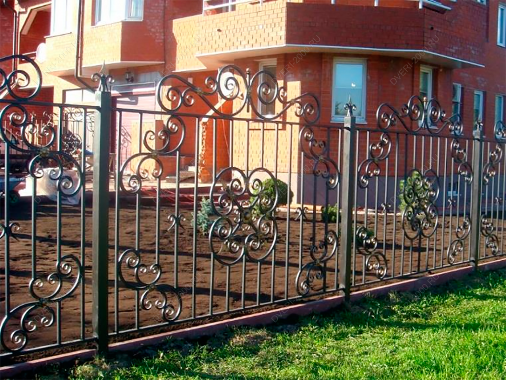 Забор ключ производителя. Кованый забор. Красивые кованые заборы. Красивый металлический забор. Красивые заборы из металла.