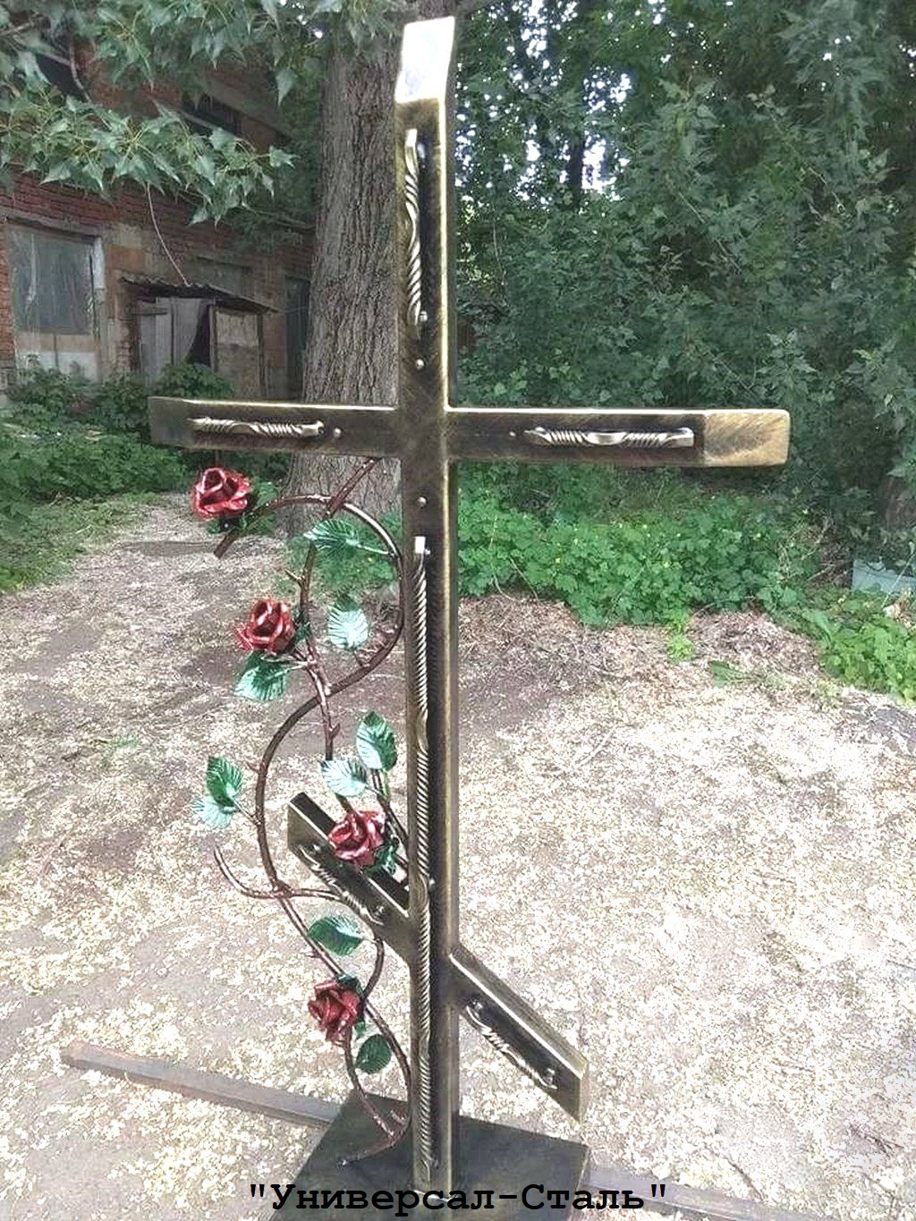 Крест на кладбище металлический